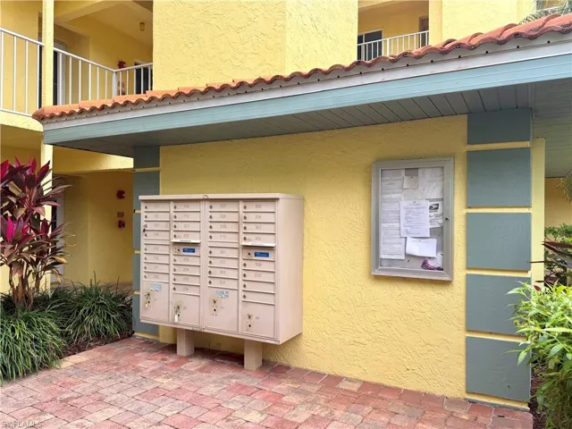 1001  Foxfire  LN, Naples, FL 34104