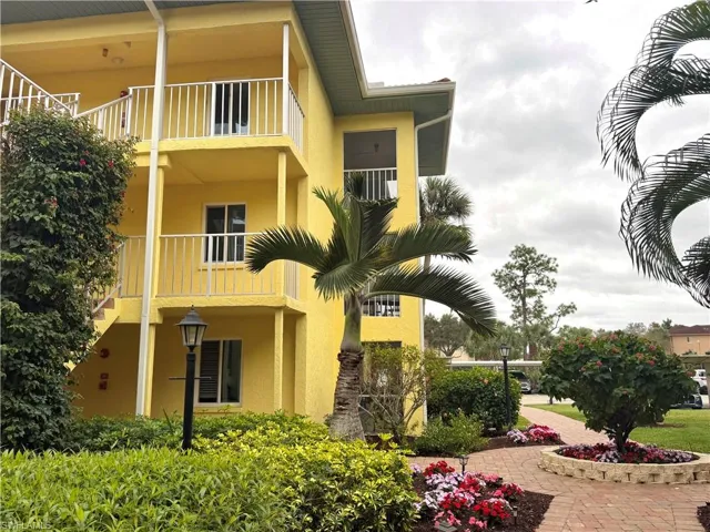 1001  Foxfire  LN, Naples, FL 34104