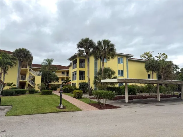 1001  Foxfire  LN, Naples, FL 34104