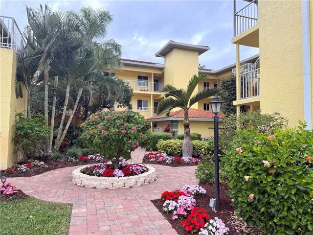 1001  Foxfire  LN, Naples, FL 34104
