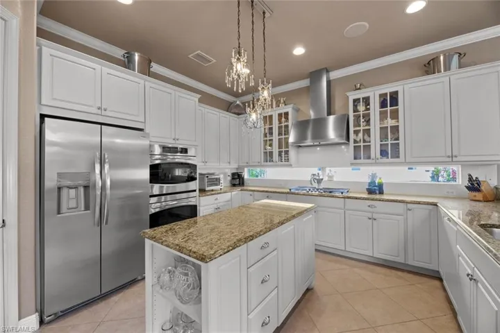 Gourmet kitchen w/gas cooktop