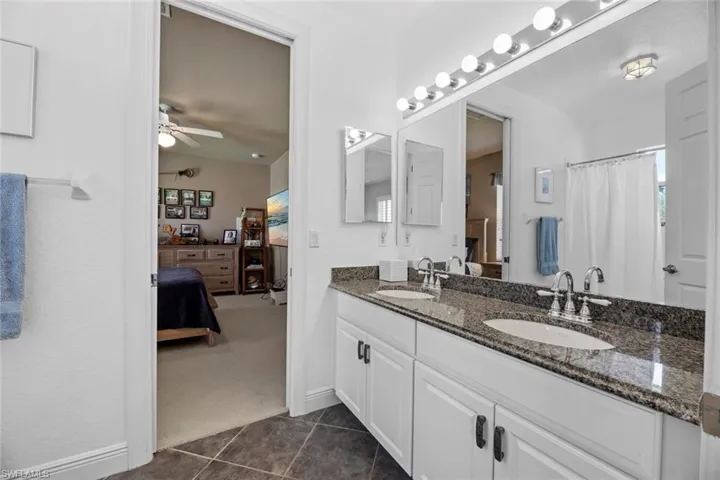 Jack-n-Jill bath between 2nd and 3rd guest bedrooms