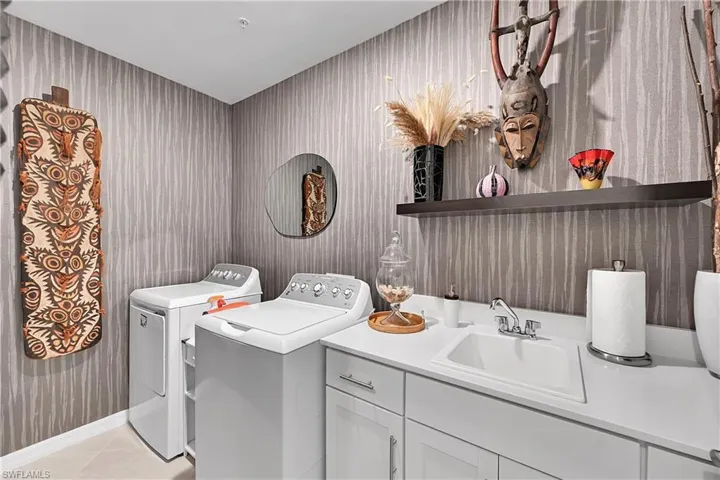 LAUNDRY ROOM WITH A SINK WASHER AND DRYER