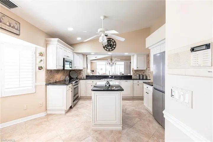 Bay window eat-in kitchen