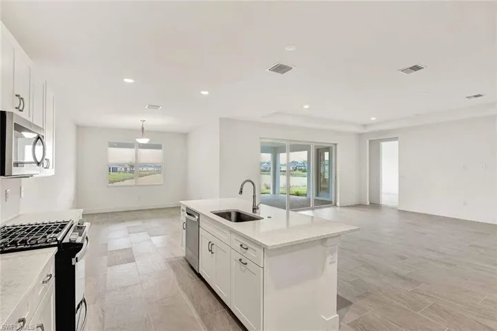 Kitchen layout and casual dining space combo