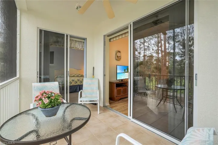Sunroom / solarium with ceiling fan