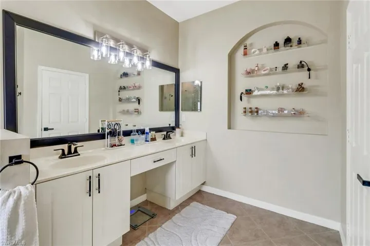15586  Summit Place  CIR, Naples, FL 34119