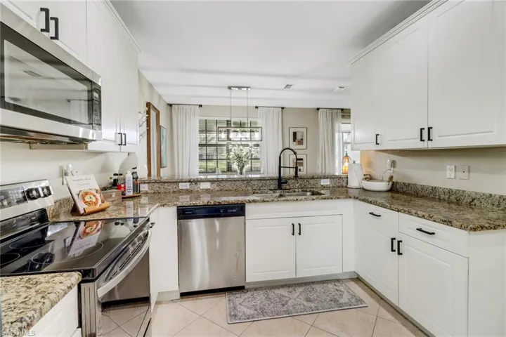 15586  Summit Place  CIR, Naples, FL 34119