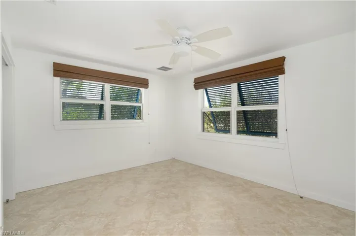 Guest room with ceiling fan