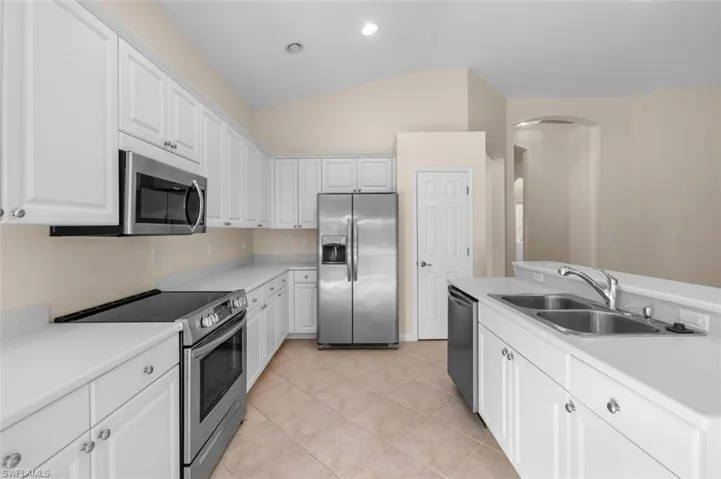 BRIGHT KITCHEN