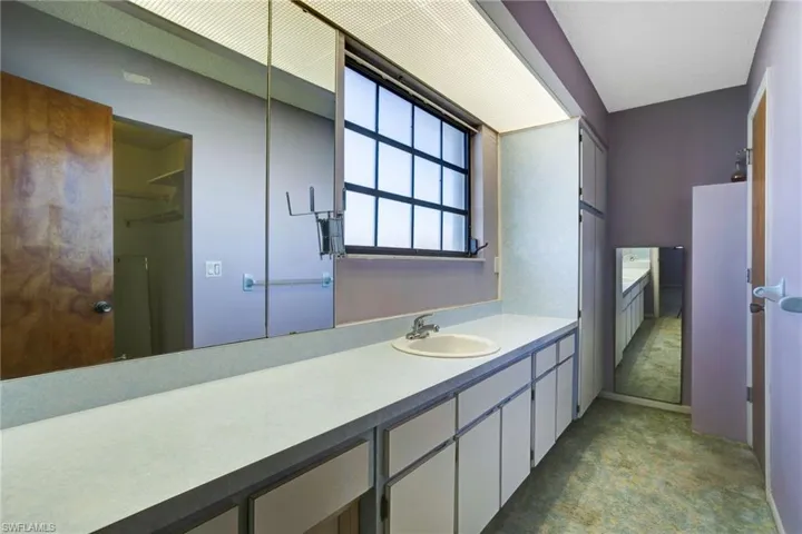 Main Bathroom vanity