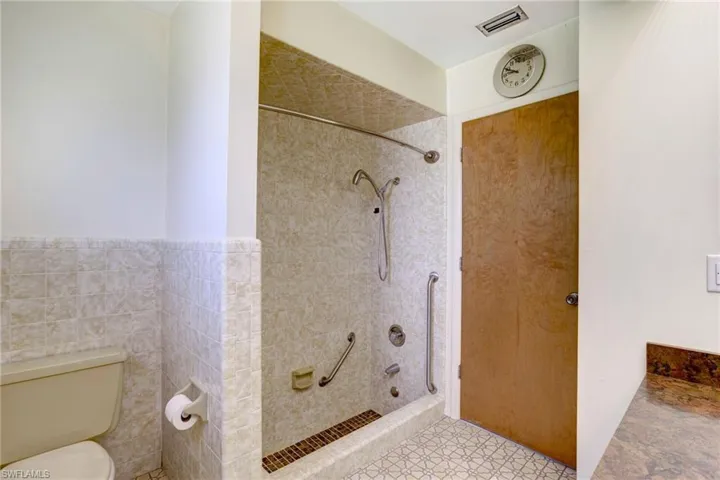 2nd Bathroom featuring tiled shower