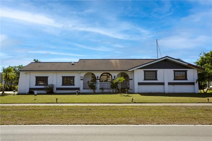 View of front facade with a front yard