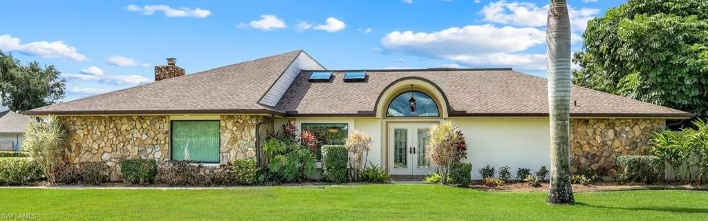 Front Elevation, Oversized Private Lot