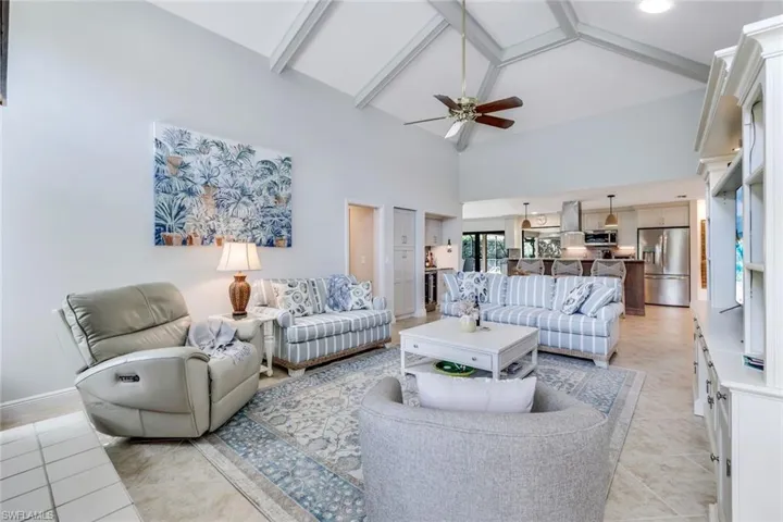 Electric Recliner, Coffee Table Opens Up for Casual Dining on The Sofa