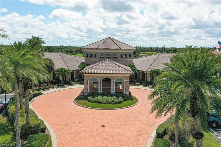 Clubhouse with restaurant