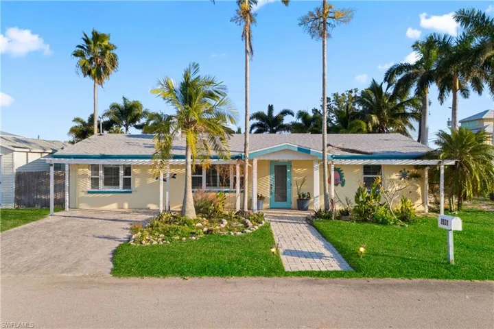Charming Matlacha cottage with coastal curb appeal and a welcoming island vibe.