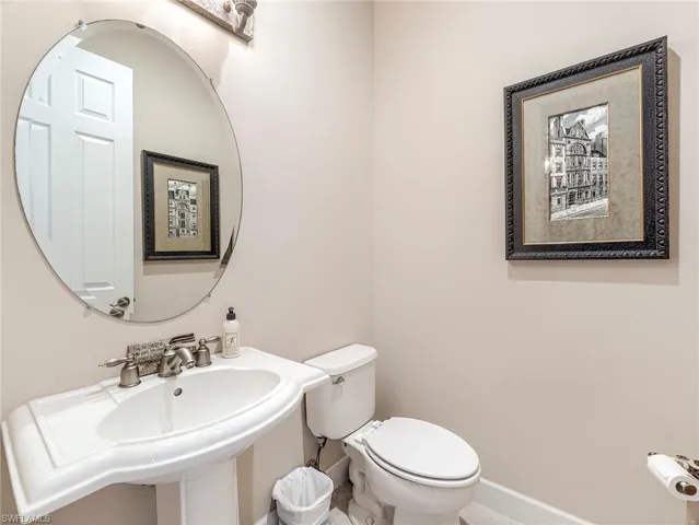 POWDER ROOM ON THE 1ST FLOOR