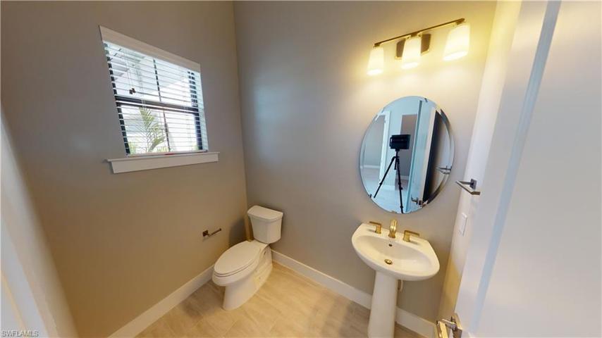 1/2 Bathroom