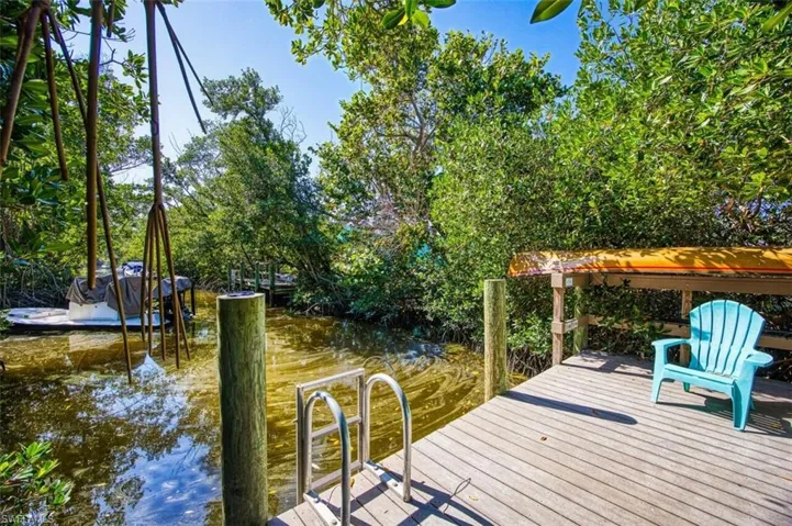 Community dock perfect for paddleboarding and kayaking