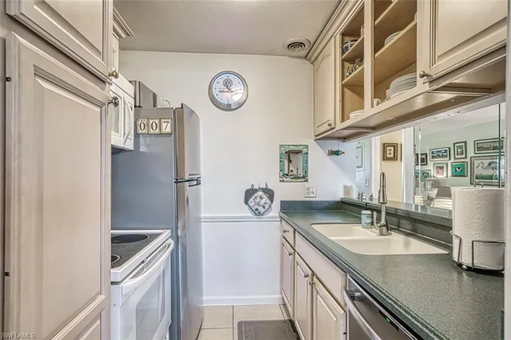 Kitchen | Newer refrigerator