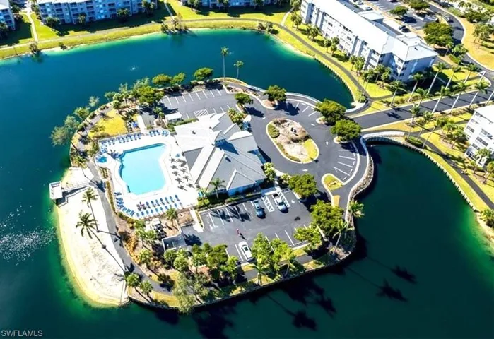 CLUBHOUSE, POOL, SPA, BEACH, FISHING PIER GYM....ON THE ISLAND