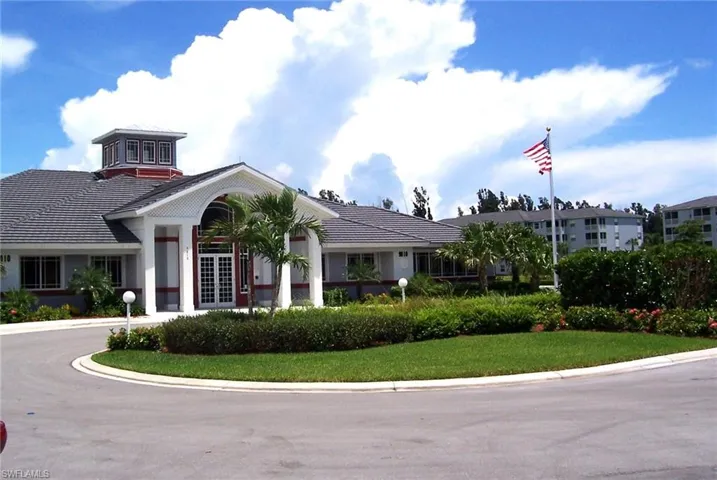 LARGE CLUBHOUSE, POOL, SPA, GYM, BEACH, LAKE