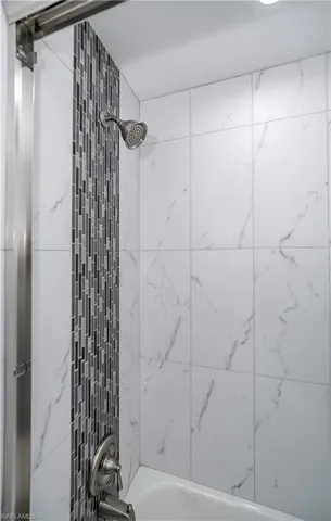 Bathroom with tiled shower / bath combo