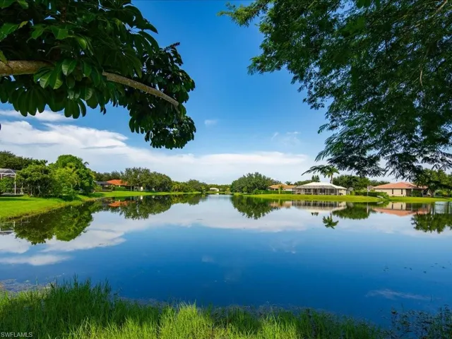 Relaxing Western Lake View