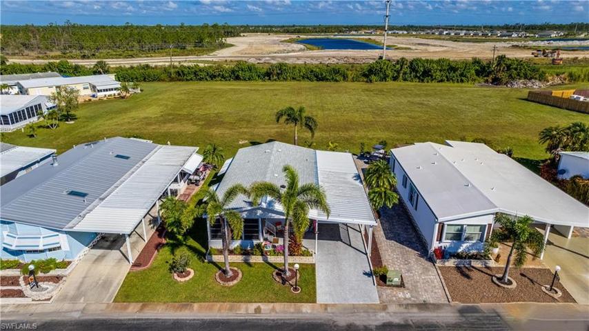 So private yet so conveniently located within Horizon Village and all N. Fort Myers has to offer.