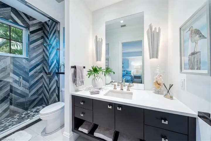 1st floor guest en suite bathroom