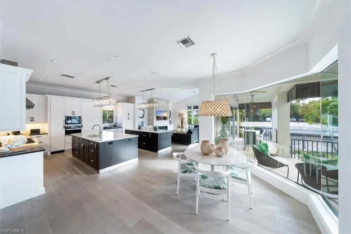 Breakfast area with butted glass