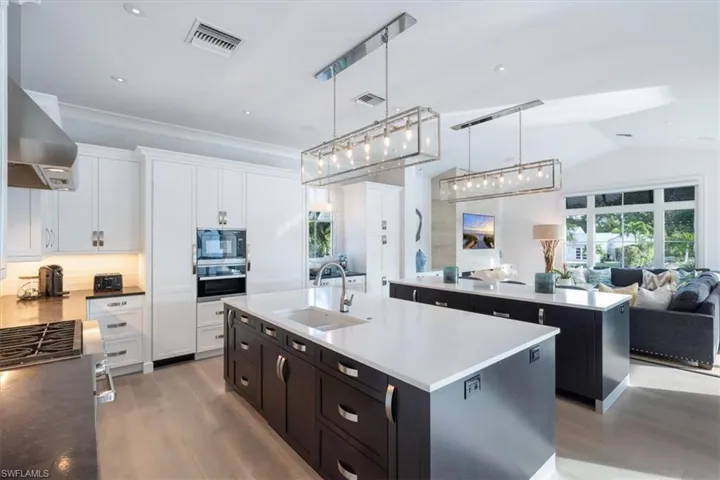 Kitchen with 2 islands