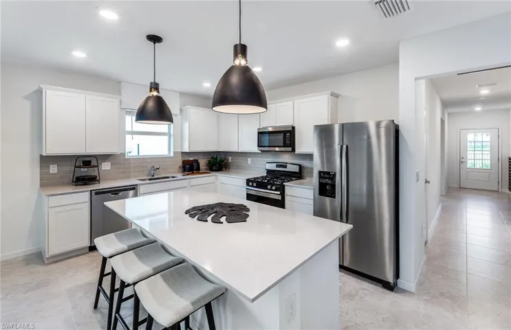 Interior photos are of a staged model home. Illustration purposes only. Options may vary.