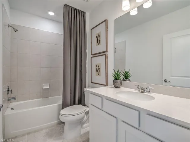 Interior photos are of a staged model home. Illustration purposes only. Options may vary.