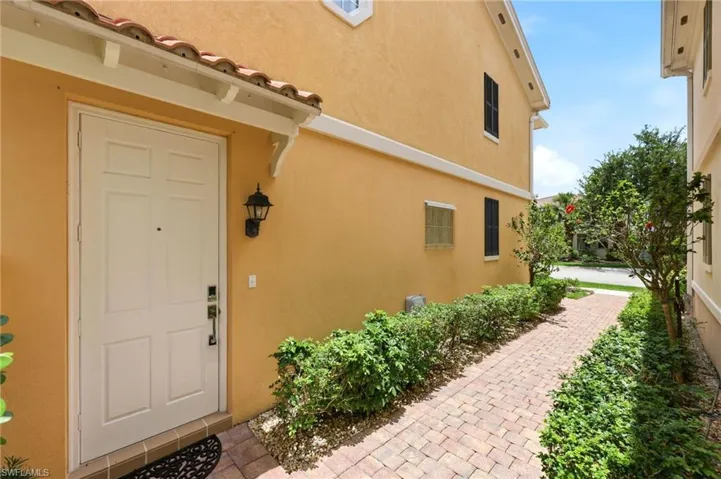 Side entrance with electronic door lock