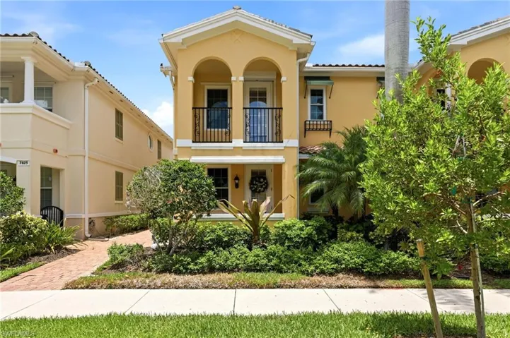 Perfectly situated rare 4-Bedroom Townhouse close to the Community Towncenter!