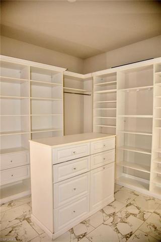 bedroom/ huge close