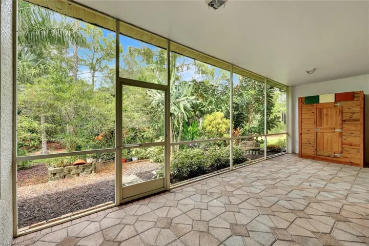 PRIVATE LONG COVERED  LANAI