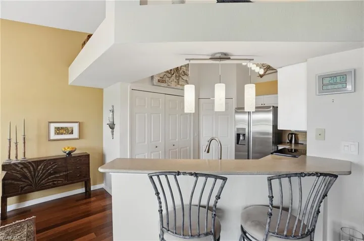 Breakfast bar - perfect for quick meals and casual dining.