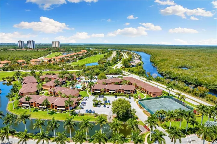 Convenient location between Marco Island and all of Naples
