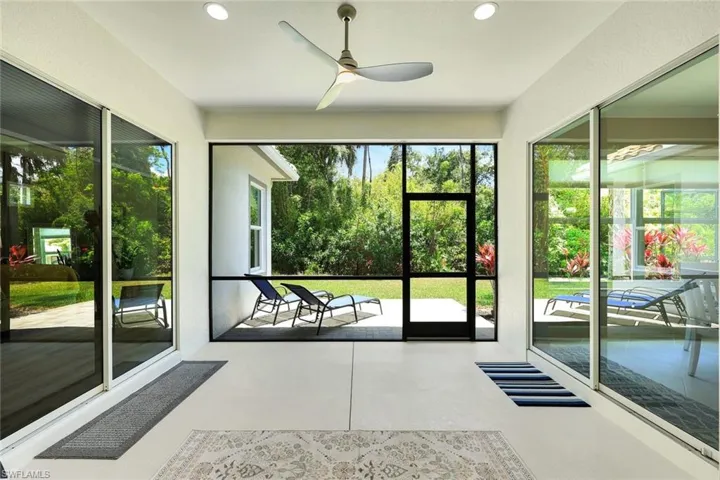 16221 Parque Ln, Naples, Florida 34110