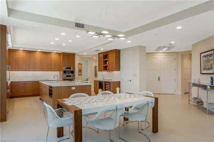Upgraded appliances throughout the kitchen.Notice the Bosch microwave drawer built intothe island.