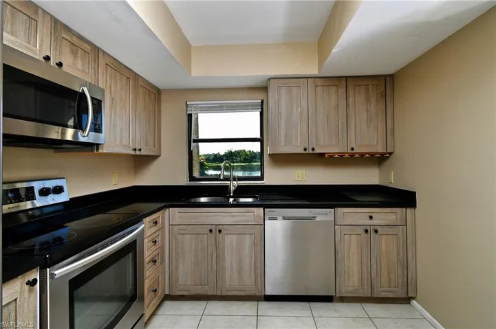 Another view of the kitchen w/DR off to the Right
