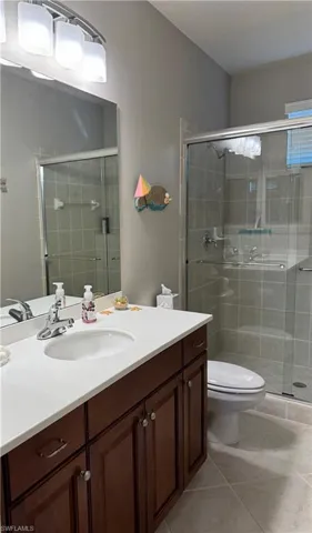 En-suite bathroom for 2nd guest bedroom