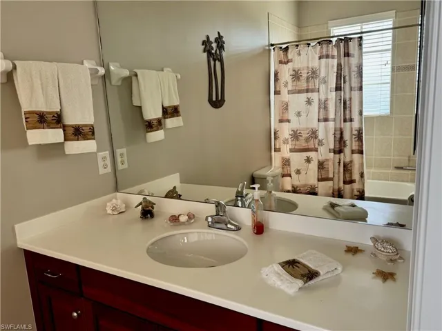 En-suite bathroom with tub/shower combination
