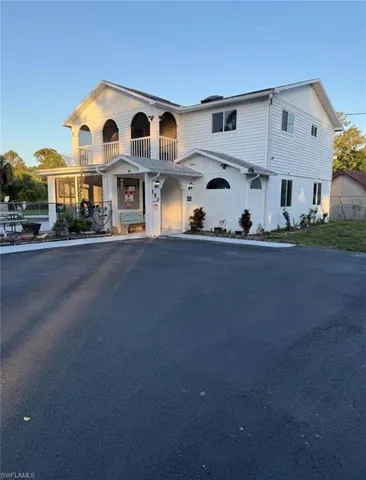 250  10th NE ST, Naples, FL 34120