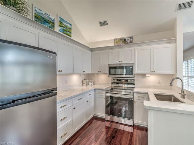 Vaulted ceiling & ss appliances
