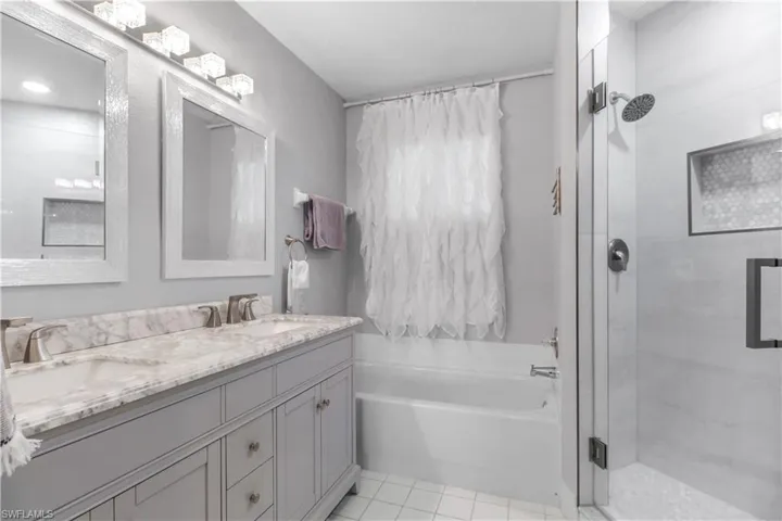 6770  Huntington Lakes  CIR, Naples, FL 34119