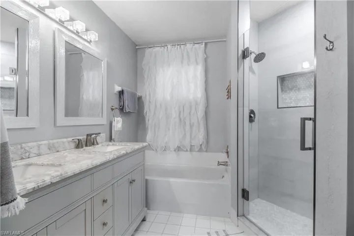 6770  Huntington Lakes  CIR, Naples, FL 34119
